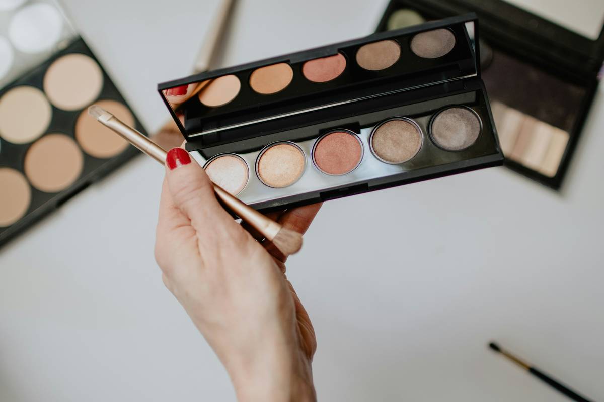 easy makeup techniques demonstrated with makeup stencils for precise eyeshadow application